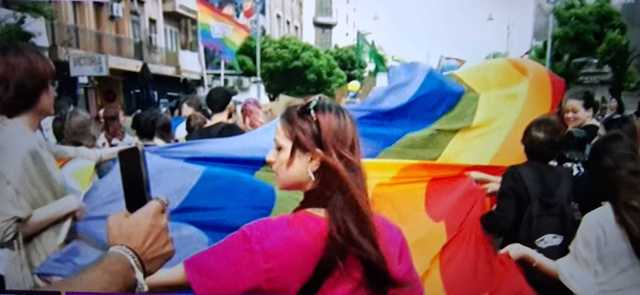 Marşul Bucharest Pride al comunităţii LGBT a început în Piaţa Victoriei din Bucureşti/ Participanţii se îndreaptă spre Bulevardul Naţiunile Unite şi Parcul Izvor, unde va avea loc un concert/ Înainte, „Marşul Normalităţii”, „orchestrat” de Diana Şoşoacă
