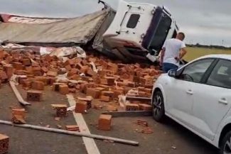 Timiş: Bărbat mort, după ce ce un autotren cu cărămizi s-a răsturnat peste maşina în care se afla, pe centura Timişoarei/ Alte două autoturisme au fost implicate în accident, o femeie fiind rănită