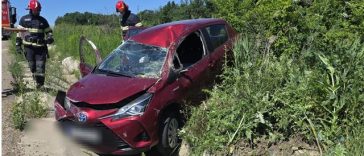 O femeie de 67 de ani s-a răsturnat cu maşina pe un drum din judeţul Botoşani/ Femeia, conştientă şi cooperantă, a ieşit singură din autoturism şi a fost transportată la spital – FOTO