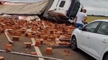 Timiş: Bărbat mort, după ce un autotren cu cărămizi s-a răsturnat peste maşina în care se afla, pe centura Timişoarei/ Alte două autoturisme au fost implicate în accident, o femeie fiind rănită