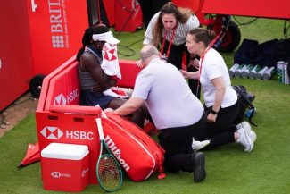 Tenis: Victoria Mboko s-a accidentat la genunchi la simplu, la Queen’s Club. Participarea ei în sferturile de dublu alături de Serena Williams este incertă