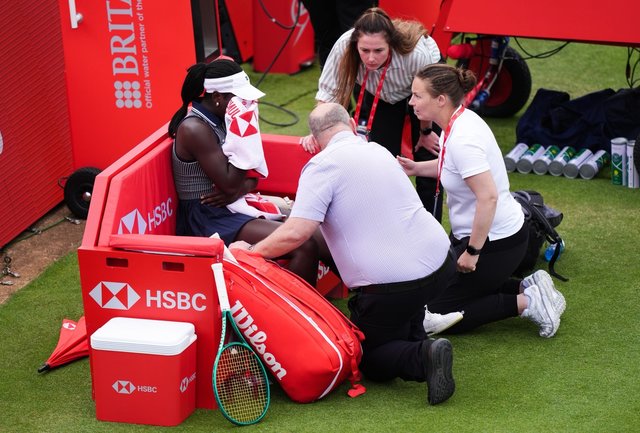 Tenis: Victoria Mboko s-a accidentat la genunchi la simplu, la Queen’s Club. Participarea ei în sferturile de dublu alături de Serena Williams este incertă