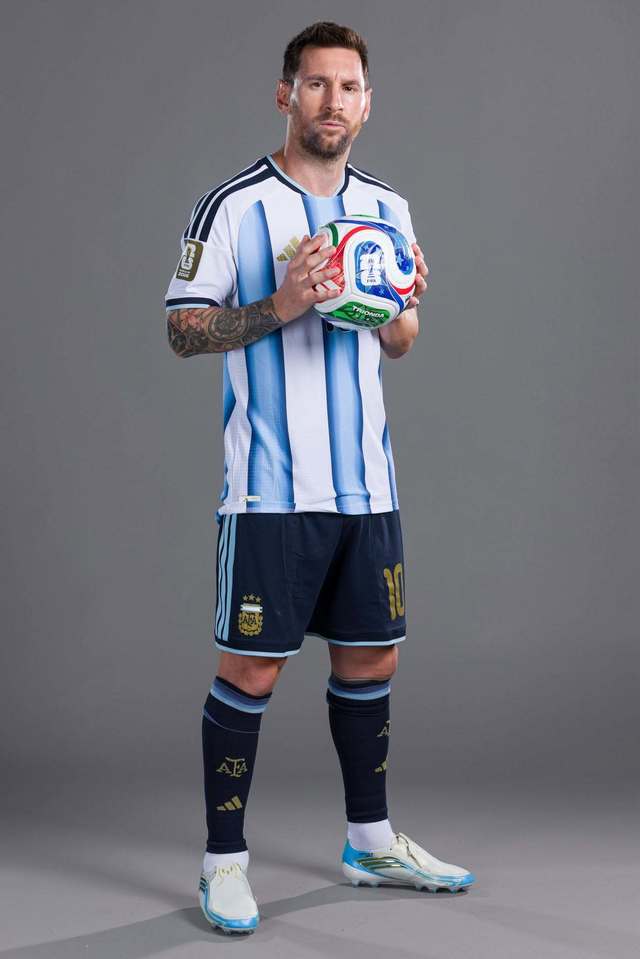 Cupa Mondială 2026: Cu un Messi imperial, Argentina, campioana mondială en-titre, a învins Algeria, scor 3-0. Starul de la Inter Miami a reuşit un hattrick