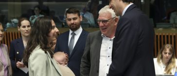 Un ministru suedez îşi aduce bebeluşul la o reuniune a UE, o premieră pentru blocul comunitar – VIDEO