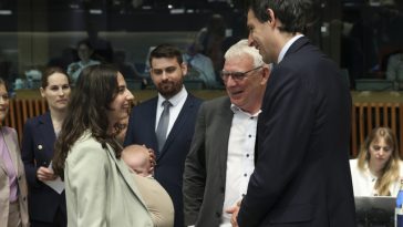Un ministru suedez îşi aduce bebeluşul la o reuniune a UE, o premieră pentru blocul comunitar – VIDEO