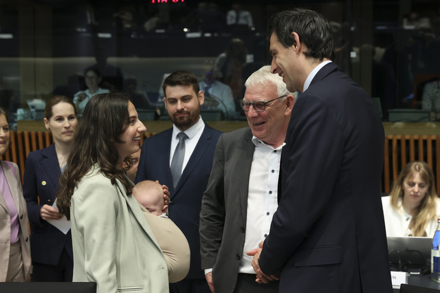 Un ministru suedez îşi aduce bebeluşul la o reuniune a UE, o premieră pentru blocul comunitar – VIDEO