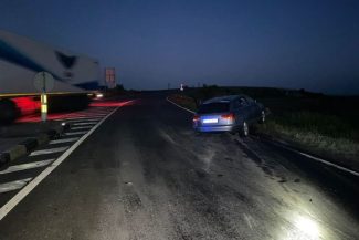 Minor de 17 ani, depistat la volan fără permis după un accident în Tecuci/ Maşina ar fi fost furată înainte de accident