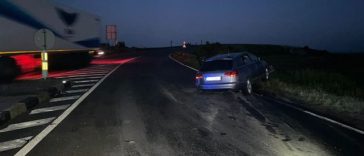 Minor de 17 ani, depistat la volan fără permis după un accident în Tecuci/ Maşina ar fi fost furată înainte de accident