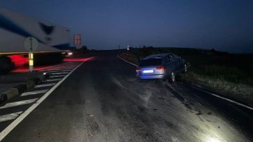 Minor de 17 ani, depistat la volan fără permis după un accident în Tecuci/ Maşina ar fi fost furată înainte de accident