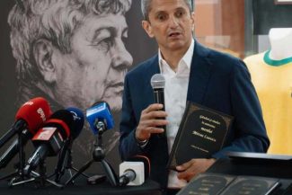 “Mircea Lucescu, legenda care nu apune!” Dinamo a oferit familiei Lucescu o carte de condoleanţe la care a contribuit comunitatea dinamovistă