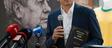 “Mircea Lucescu, legenda care nu apune!” Dinamo a oferit familiei Lucescu o carte de condoleanţe la care a contribuit comunitatea dinamovistă