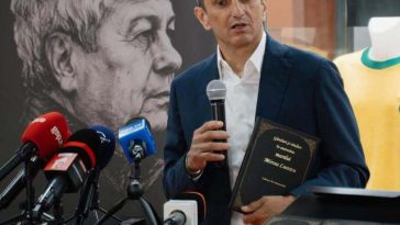 “Mircea Lucescu, legenda care nu apune!” Dinamo a oferit familiei Lucescu o carte de condoleanţe la care a contribuit comunitatea dinamovistă