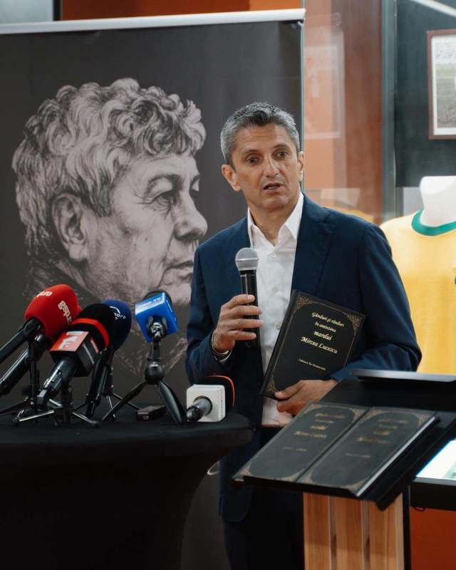 “Mircea Lucescu, legenda care nu apune!” Dinamo a oferit familiei Lucescu o carte de condoleanţe la care a contribuit comunitatea dinamovistă