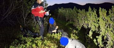 Intervenţii dificile ale Salvamont Maramureş pentru recuperaraea a trei ucraineni care au trecut graniţa prin munţi. Unul se afla pe drum de şapte zile, fiind epuizat – FOTO, VIDEO