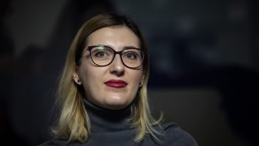 Proiect de lege pentru protecţia copiilor sub 15 ani în utilizarea reţelelor sociale/ Deputata Monica Berescu (USR), co-iniţiator: Dacă nu lăsăm un copil de 10 ani singur într-un loc periculos, de ce l-am lăsa neprotejat în mediul online?