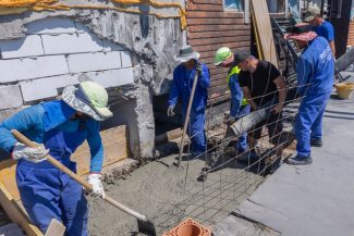 O lună de la explozia unei drone, la Galaţi. Muncitorii lucrează la refacerea planşeului blocului avariat, iar firma de asigurare a achitat integral, după proceduri greoaie, suma necesară refacerii apartamentului de la ultimul etaj, cel mai afectat