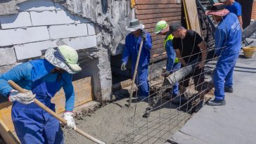 O lună de la explozia unei drone, la Galaţi. Muncitorii lucrează la refacerea planşeului blocului avariat, iar firma de asigurare a achitat integral, după proceduri greoaie, suma necesară refacerii apartamentului de la ultimul etaj, cel mai afectat