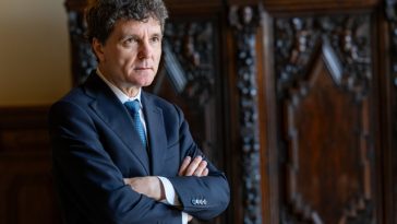 POLITICO: Nicuşor Dan, preşedintele României, se confruntă cu cea mai mare provocare pe măsură ce criza politică se adânceşte