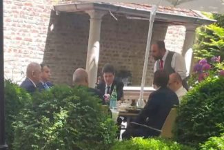 Preşedintele Nicuşor Dan, fotografiat la restaurant cu Rareş Bogdan, Victor Negrescu, Eugen Tomac, şeful SPP şi Valentin Naumescu