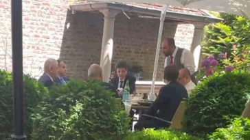 Preşedintele Nicuşor Dan, fotografiat la restaurant cu Rareş Bogdan, Victor Negrescu, Eugen Tomac, şeful SPP şi Valentin Naumescu