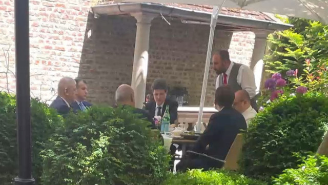 Preşedintele Nicuşor Dan, fotografiat la restaurant cu Rareş Bogdan, Victor Negrescu, Eugen Tomac, şeful SPP şi Valentin Naumescu
