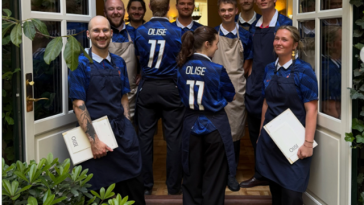 Cupa Mondială 2026: Toţi ospătarii restaurantului danez „Olise” poartă tricouri cu numele jucătorului francez şi profită de valul de entuziasm înaintea meciului Norvegia-Franţa