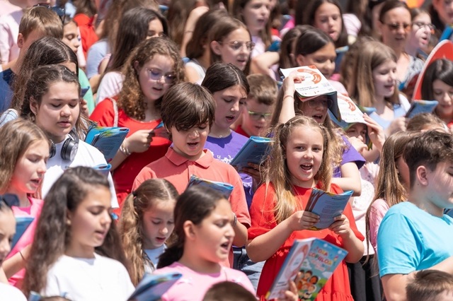Ziua Copilului – Mai mult de 17.000 de copii cântă la Ora Copiilor by Cantus Mundi în România şi Republica Moldova