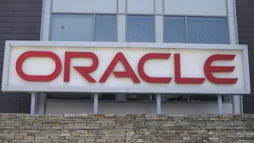 Oracle a eliminat 21.000 de locuri de muncă într-un an, pe fondul investiţiilor masive în inteligenţa artificială