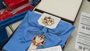 Zelenski i-a trimis preşedintelui Poloniei Ordinul Vulturului Alb: Dacă se consideră că acest simbol special poate rămâne în posesia Ecaterinei a II-a, a lui Benito Mussolini şi a lui Gerhard Schröder, atunci noi, în Ucraina, nu vom contesta acest lucru