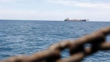 Un petrolier, atins de un proiectil neidentificat în Strâmtoarea Ormuz, anunţă agenţia britanică UKMTO. pagube la pasarelă, echipajul teafăr. Societatea britanică Vanguard Tech anunţă că este vorba despre nava KIKU, sub pavilionul Panama