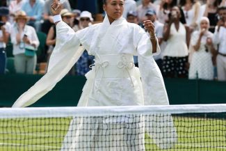 O nouă ţinută spectaculoasă pentru Naomi Osaka: A intrat pe teren la Wimbledon într-un kimono alb, inspirat din filmul Kill Bill – VIDEO