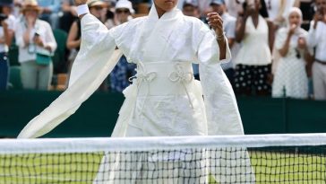 O nouă ţinută spectaculoasă pentru Naomi Osaka: A intrat pe teren la Wimbledon într-un kimono alb, inspirat din filmul Kill Bill – VIDEO