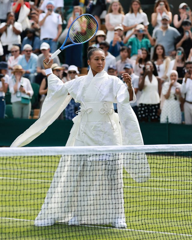 O nouă ţinută spectaculoasă pentru Naomi Osaka: A intrat pe teren la Wimbledon într-un kimono alb, inspirat din filmul Kill Bill – VIDEO