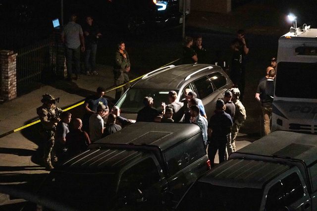 Un veteran al armatei americane a fost ucis de poliţie după ce a ţinut ostatice 10 persoane timp de 15 ore, ameninţând că aruncă în aer o clădire