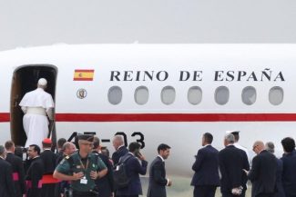 Papa Leon al XIV-lea a decolat din Insulele Canare cu întârziere din cauza unei defecţiuni la avionul său. Un nou aparat i-a fost pus la dispoziţie de regele Spaniei