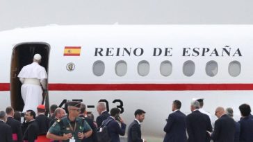 Papa Leon al XIV-lea a decolat din Insulele Canare cu întârziere din cauza unei defecţiuni la avionul său. Un nou aparat i-a fost pus la dispoziţie de regele Spaniei