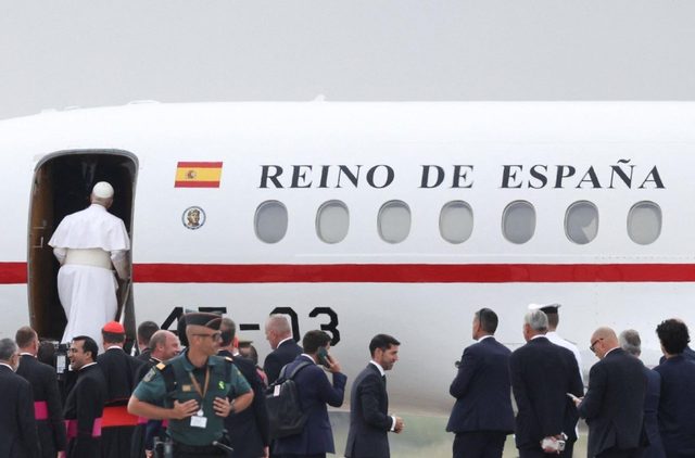 Papa Leon al XIV-lea a decolat din Insulele Canare cu întârziere din cauza unei defecţiuni la avionul său. Un nou aparat i-a fost pus la dispoziţie de regele Spaniei