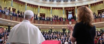 Într-un discurs istoric rostit în Parlamentul Spaniei, ovaţionat timp de 7 minute în picioare, Papa Leon a avertizat că lumea se află într-o criză „profundă”