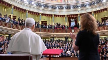 Într-un discurs istoric rostit în Parlamentul Spaniei, ovaţionat timp de 7 minute în picioare, Papa Leon a avertizat că lumea se află într-o criză „profundă”