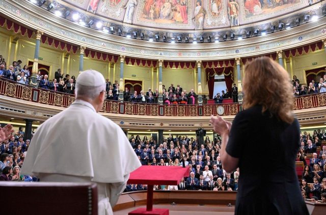 Într-un discurs istoric rostit în Parlamentul Spaniei, ovaţionat timp de 7 minute în picioare, Papa Leon a avertizat că lumea se află într-o criză „profundă”