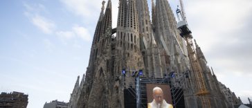 În prezenţa regelui Spaniei, Papa Leon al XIV-lea a binecuvântat ultimul şi cel mai înalt turn al catedralei „Sagrada Familia” din Barcelona în ziua când s-au împlinit 100 de ani de la moartea lui Antonio Gaudi, arhitectul capodoperei UNESCO