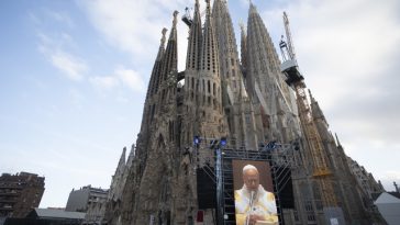 În prezenţa regelui Spaniei, Papa Leon al XIV-lea a binecuvântat ultimul şi cel mai înalt turn al catedralei „Sagrada Familia” din Barcelona în ziua când s-au împlinit 100 de ani de la moartea lui Antonio Gaudi, arhitectul capodoperei UNESCO