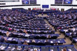 Parlamentul European a aprobat acordul comercial cu Statele Unite înaintea expirării ultimatumului dat de Donald Trump. Textul elimină taxele vamale aplicate în UE pentru majoritatea produselor industriale şi agricole provenite din SUA