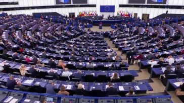 Parlamentul European a aprobat acordul comercial cu Statele Unite înaintea expirării ultimatumului dat de Donald Trump. Textul elimină taxele vamale aplicate în UE pentru majoritatea produselor industriale şi agricole provenite din SUA