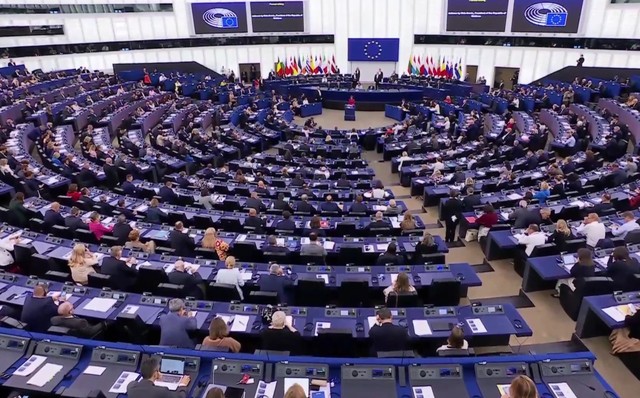 Parlamentul European a aprobat acordul comercial cu Statele Unite înaintea expirării ultimatumului dat de Donald Trump. Textul elimină taxele vamale aplicate în UE pentru majoritatea produselor industriale şi agricole provenite din SUA