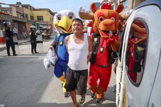 Deghizaţi în mascotele oficiale de la CM, poliţiştii din Peru au arestat un traficant de droguri
