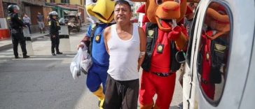 Deghizaţi în mascotele oficiale de la CM, poliţiştii din Peru au arestat un traficant de droguri