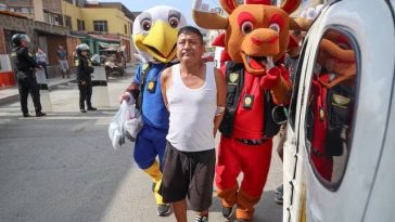 Deghizaţi în mascotele oficiale de la CM, poliţiştii din Peru au arestat un traficant de droguri
