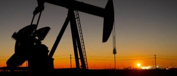 Petrolul s-a scumpit cu peste 5% luni, după suspendarea negocierilor dintre SUA şi Iran şi temerile privind blocarea Strâmtorii Ormuz