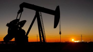 Petrolul s-a scumpit cu peste 5% luni, după suspendarea negocierilor dintre SUA şi Iran şi temerile privind blocarea Strâmtorii Ormuz